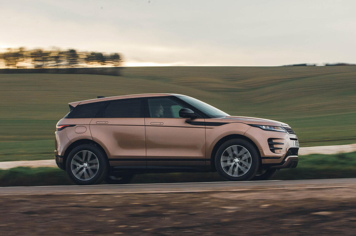 03 Range Rover Evoque RT 2024 side driving