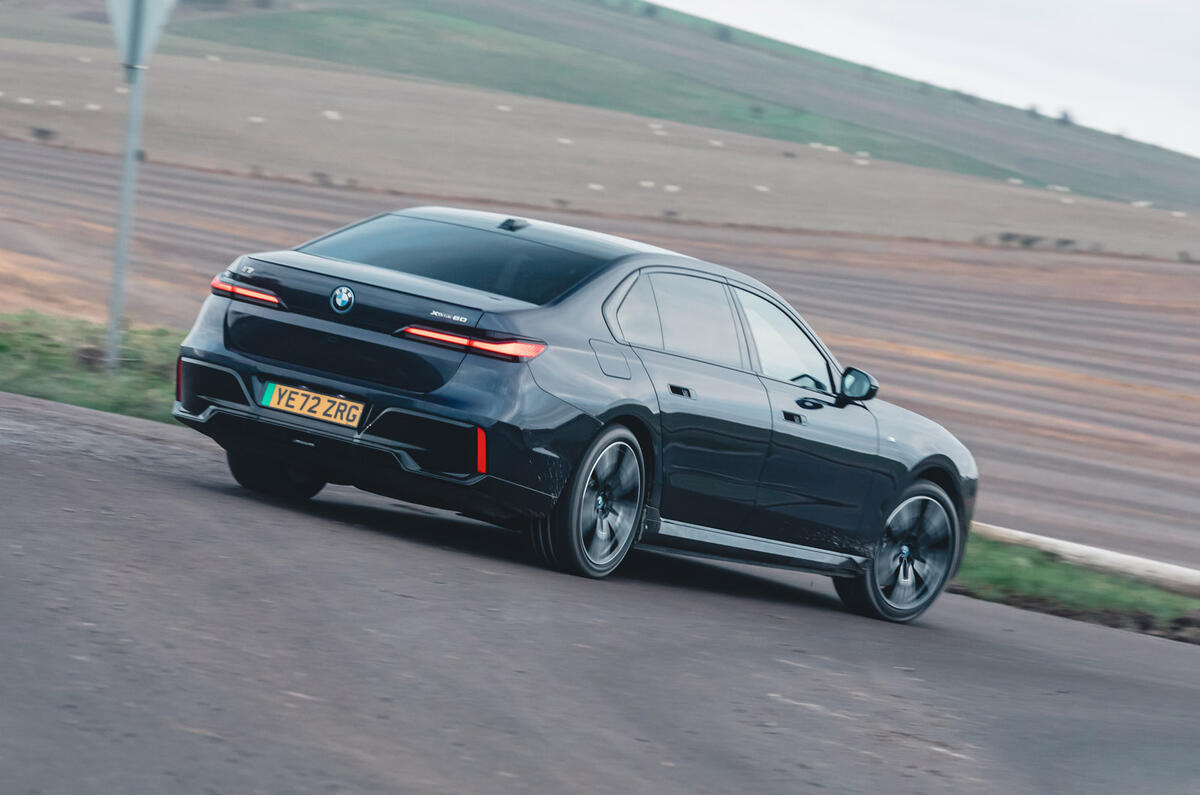 04 BMW I7 RT 2023 rear cornering