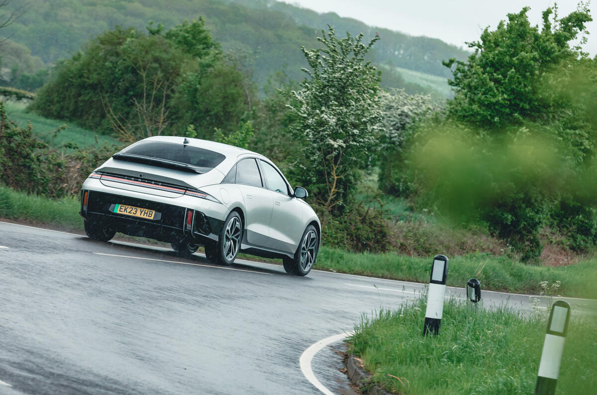 04 Hyundai Ioniq 6 RT 2023 rear cornering