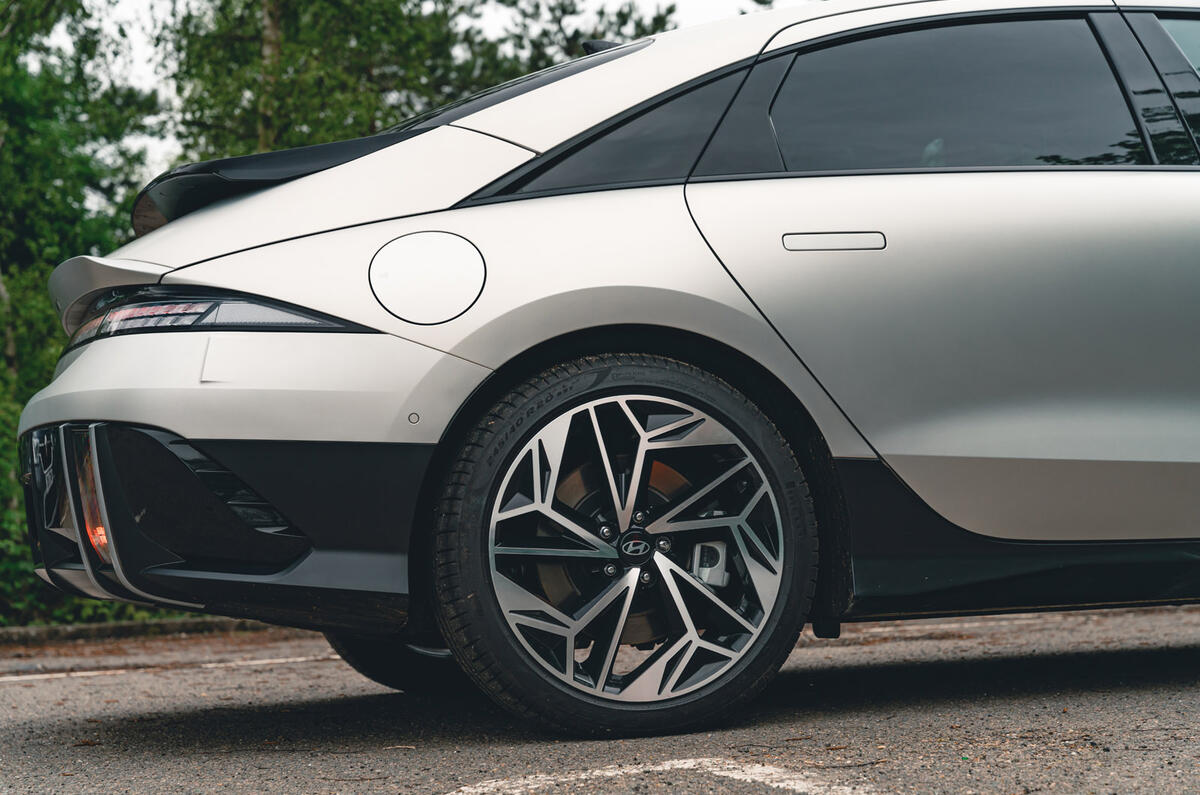 04 Hyundai Ioniq 6 RT 2023 rear wheel sloping rear