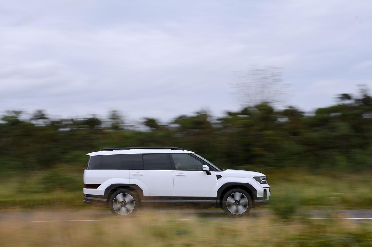 04 Hyundai Santa Fe 2024 review side driving