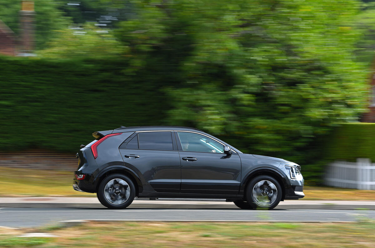 04 Kia Niro EV RT 2022 side pan