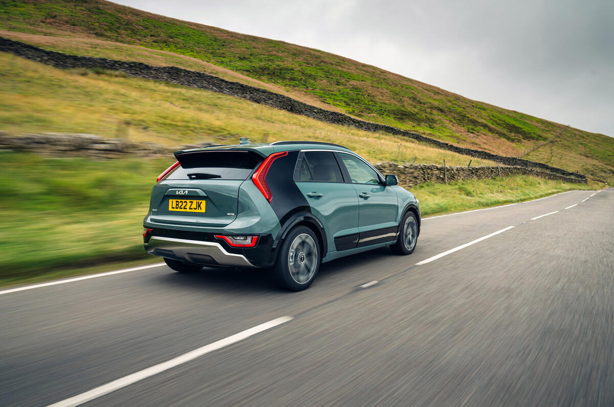 04 Kia Niro HEV 4 FD 2022 rear track