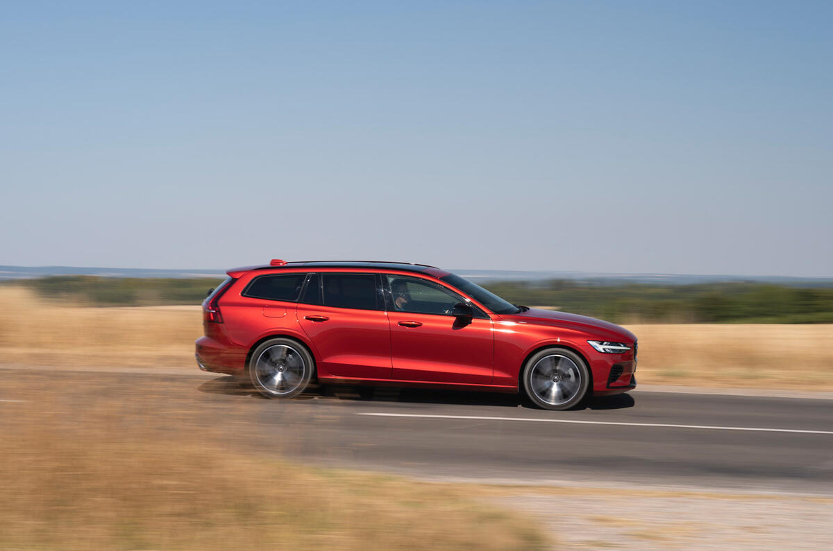 04 Volvo V60 PHEV RT 2022 pan