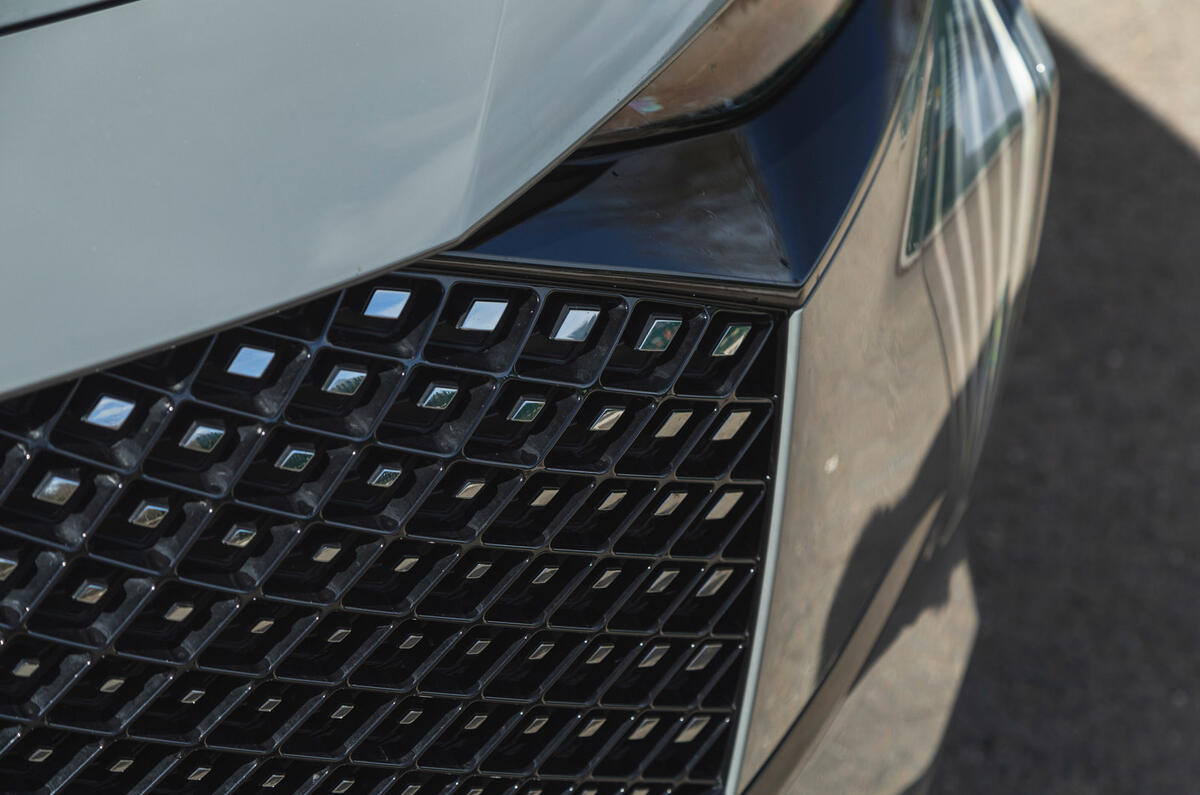 05 DS 7 E Tense 4x4 360 2023 RT grille detail