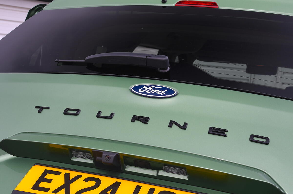 05 Ford Tourneo Courier 2024 badgejpg 05 Ford Tourneo Courier 2024 badgejpg