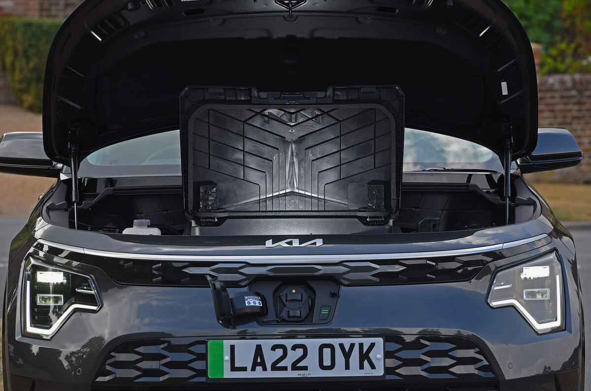 05 Kia Niro EV RT 2022 frunk charge port