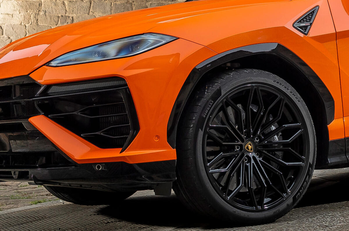 05 Lamborghini Urus SE 2024 wheel and headlight 05 Lamborghini Urus SE 2024 wheel and headlight
