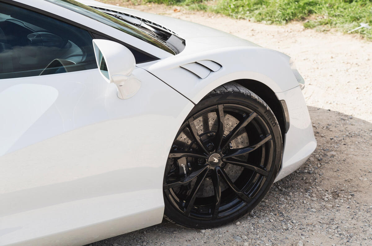 05 McLaren Artura RT 2022 wheel vents