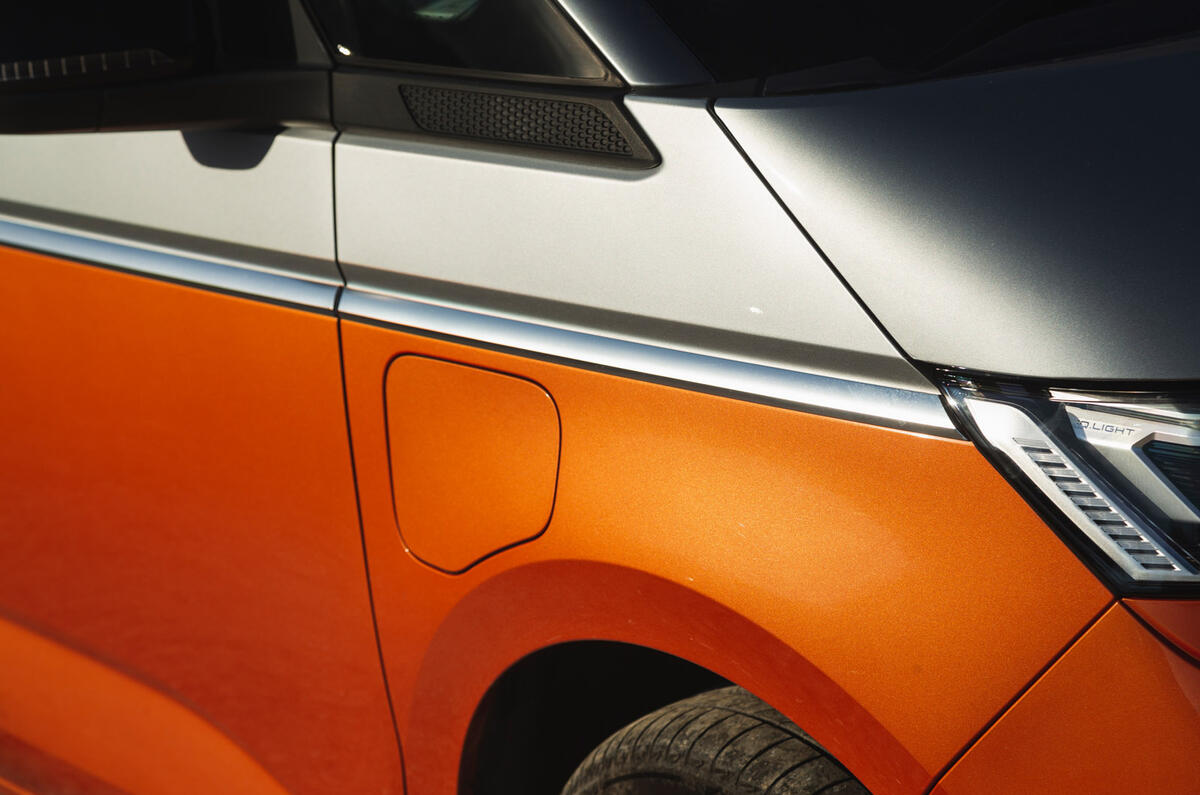 05 Volkswagen Multivan RT 2023 charge port chrome swageline