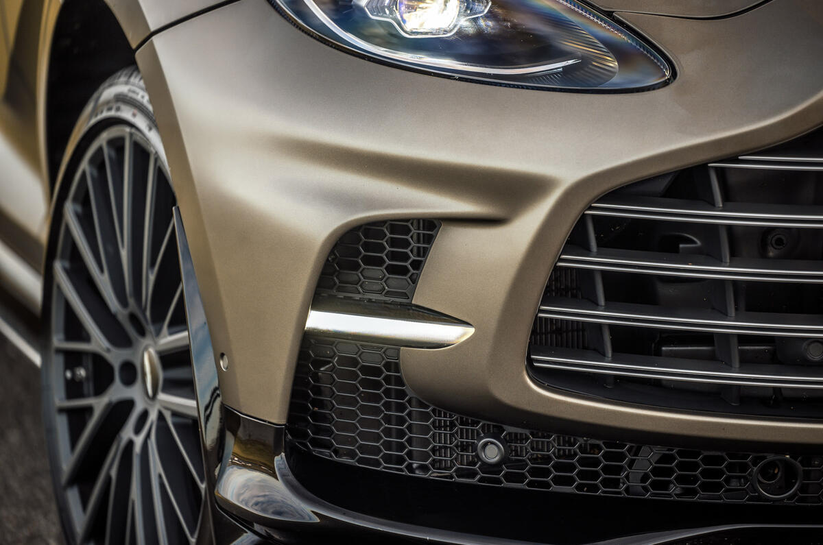 06 Aston Martin DBX 707 RT 2022 front grille air curtain 06 Aston Martin DBX 707 RT 2022 front grille air curtain