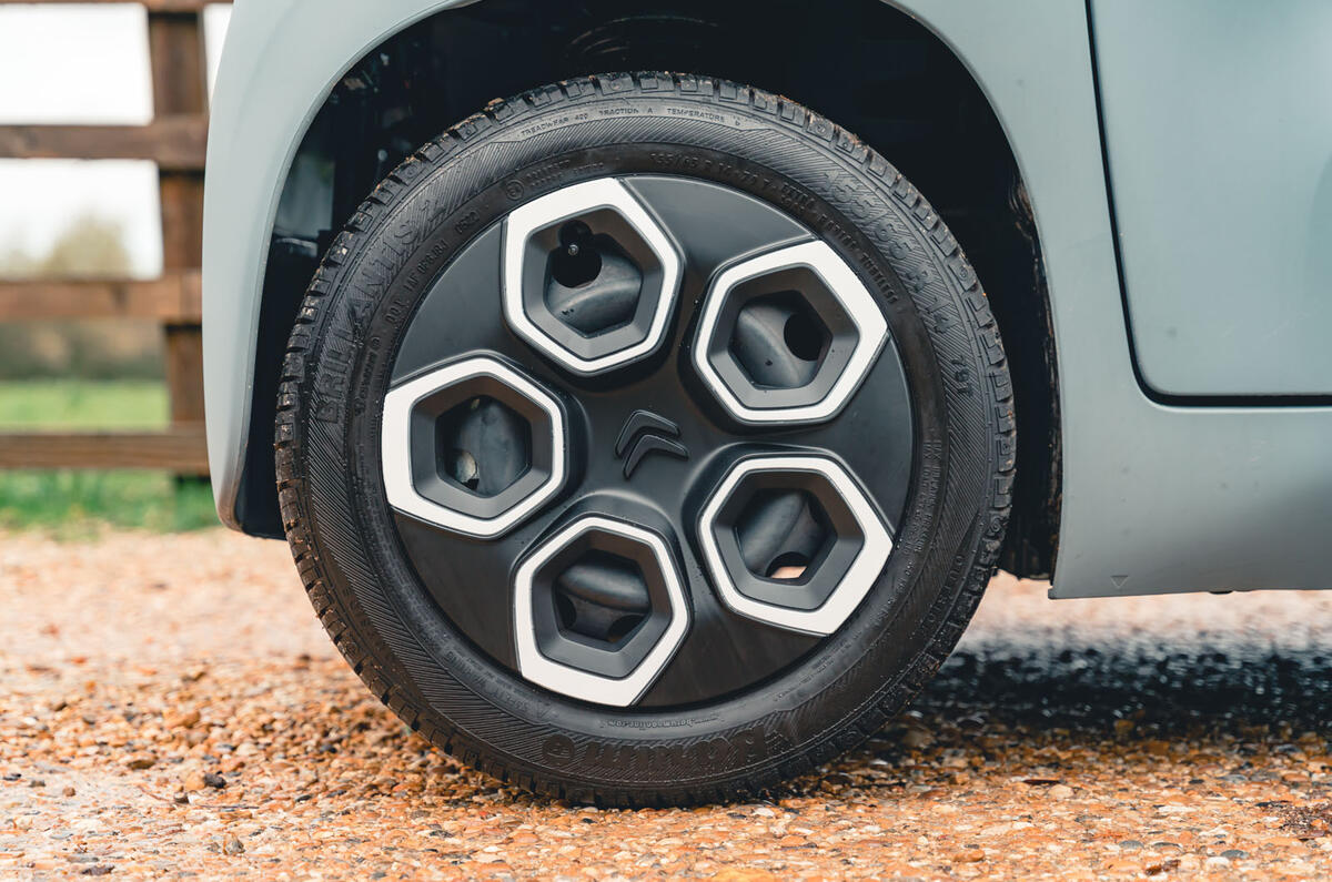 06 Citroen Ami RT 2023 steel wheel trim