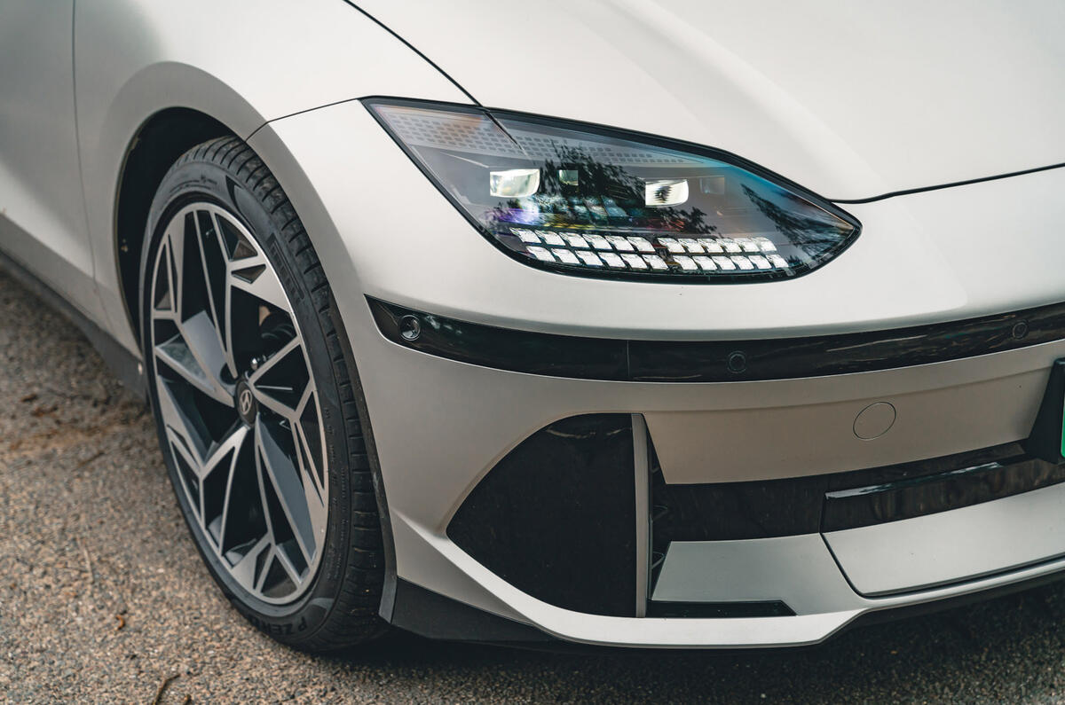 06 Hyundai Ioniq 6 RT 2023 pixel headlights