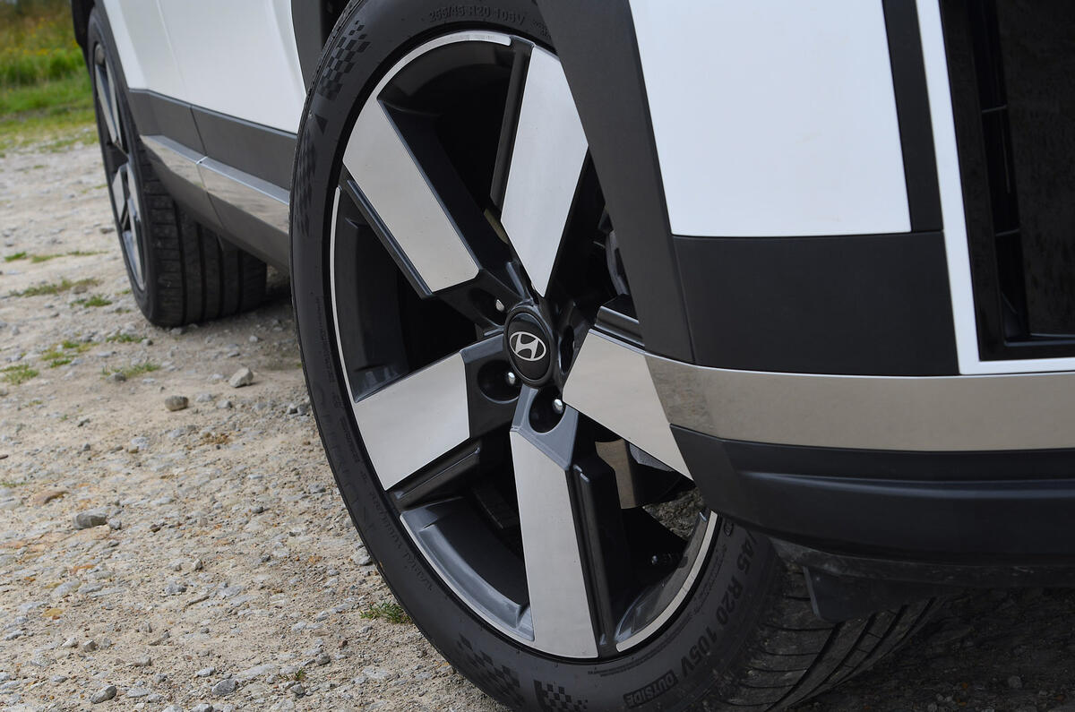 06 Hyundai Santa Fe 2024 review wheel