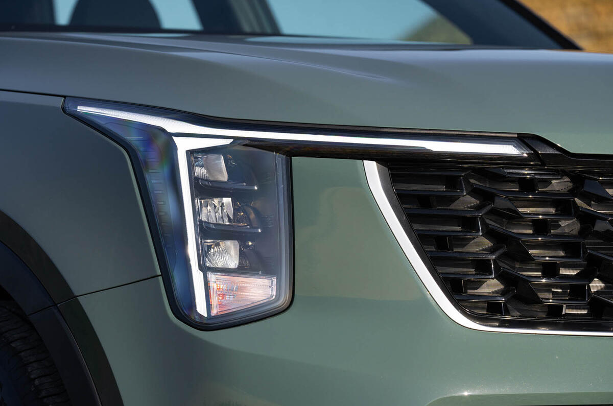 06 Kia Sorento 2024 review headlight