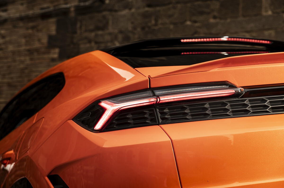 06 Lamborghini Urus SE 2024 review taillight 06 Lamborghini Urus SE 2024 review taillight