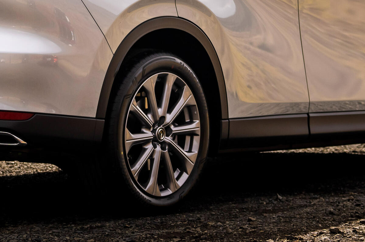 06 Mazda CX60 RT 2023 wheel plastic arch trim