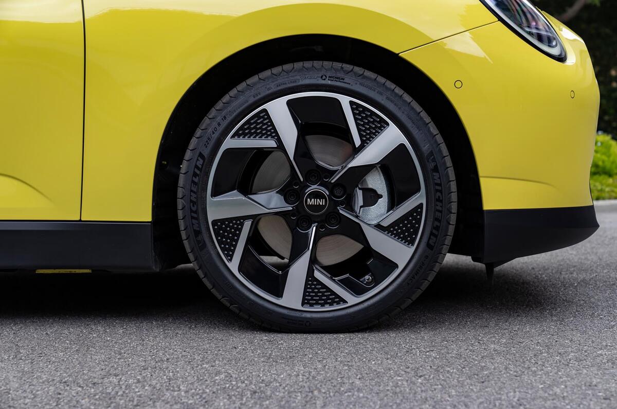 06 mini cooper se review 2024 06 wheel