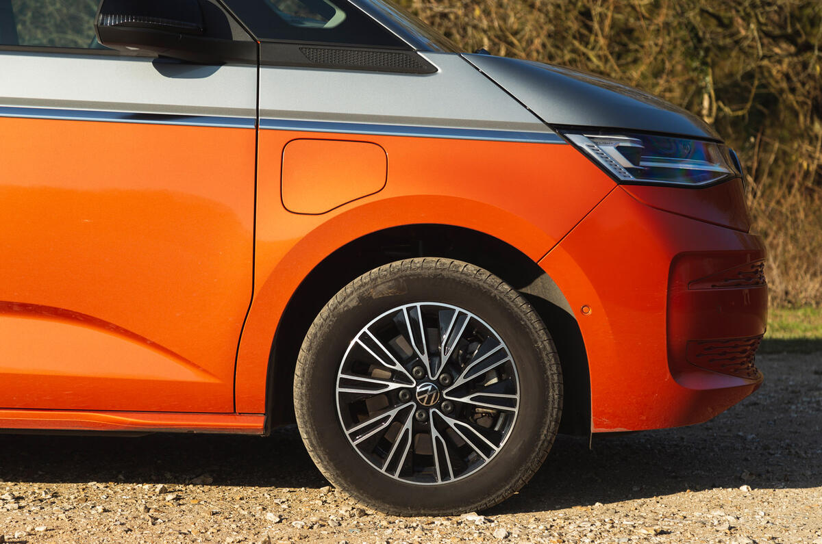 06 Volkswagen Multivan RT 2023 front wheel