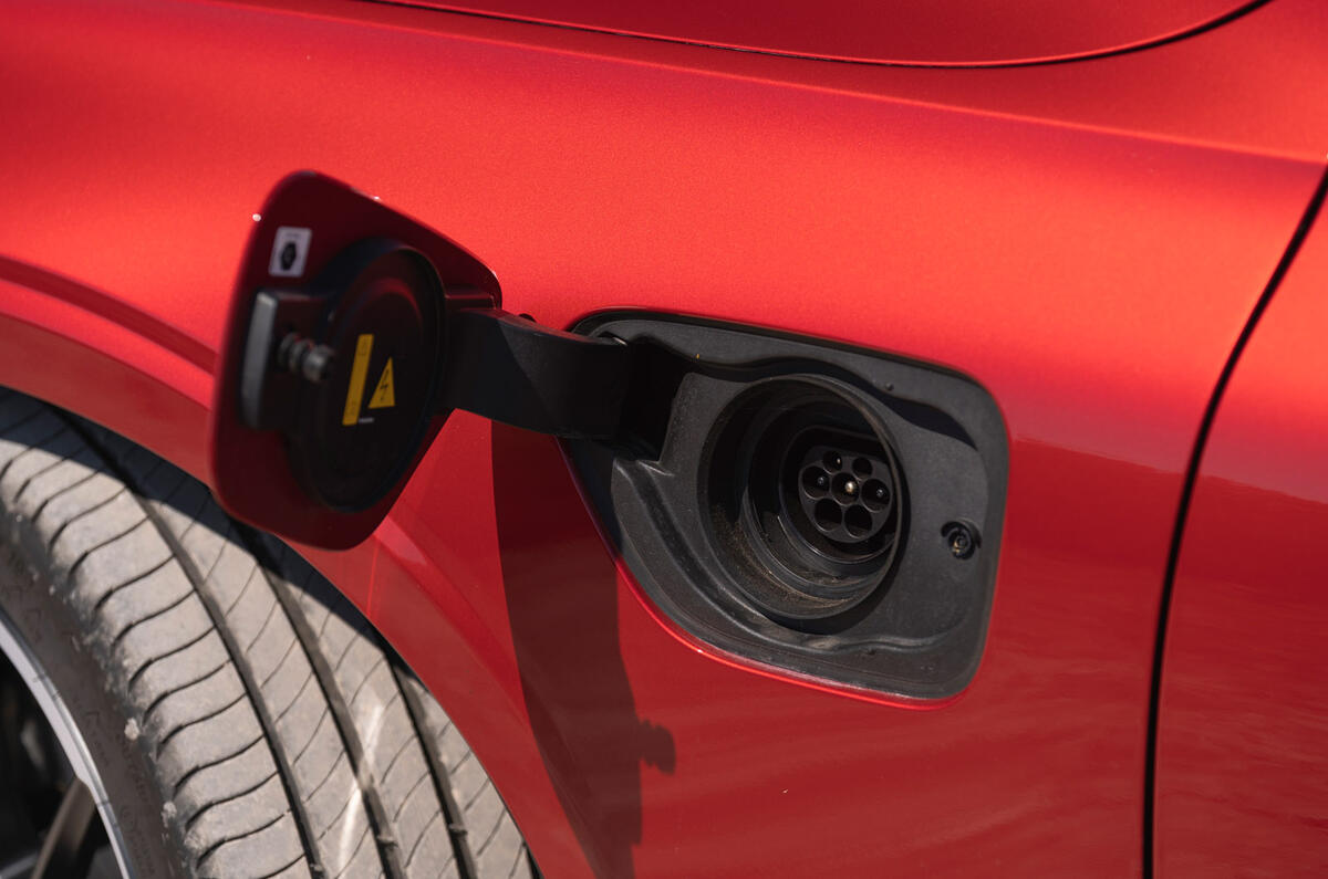 06 Volvo V60 PHEV RT 2022 charge port