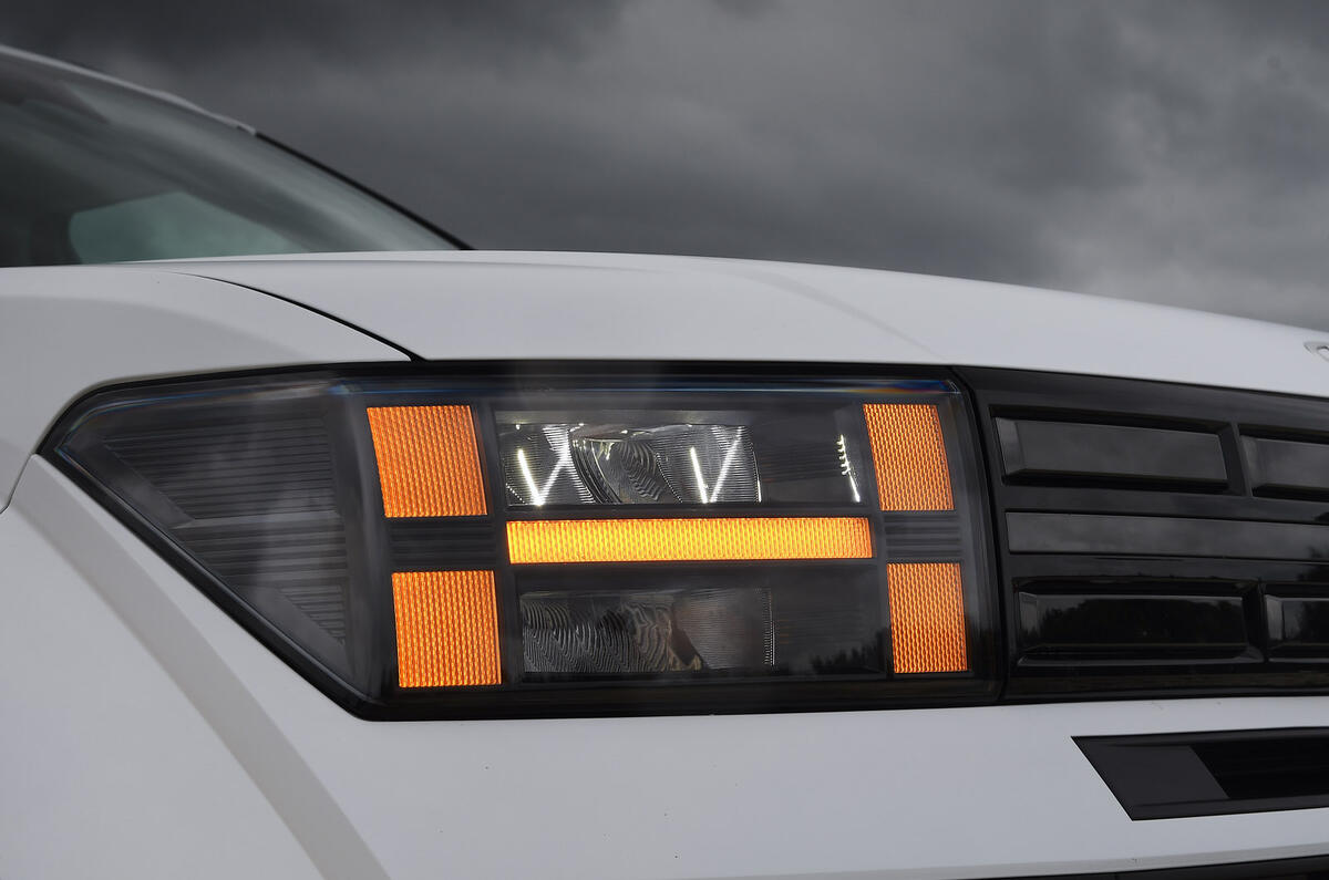 07 Hyundai Santa Fe 2024 review headlight H