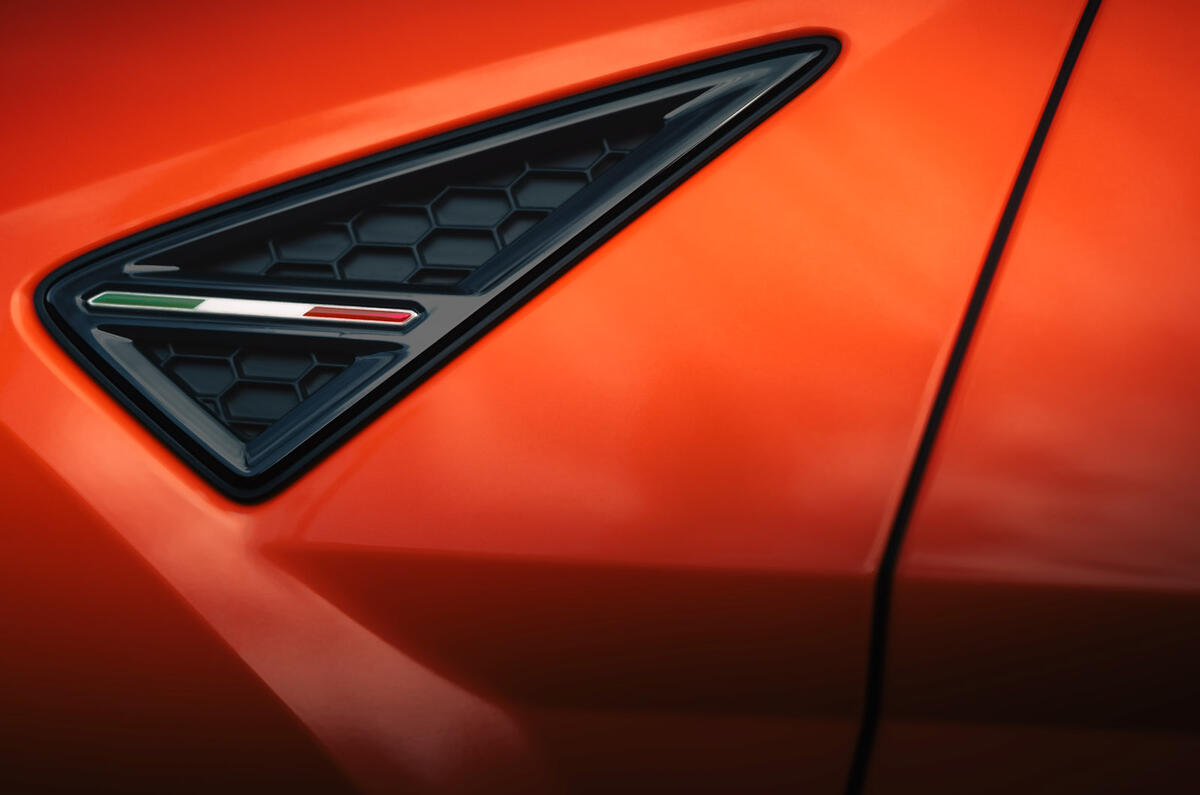 07 Lamborghini Urus SE 2024 review air vent detail 07 Lamborghini Urus SE 2024 review air vent detail