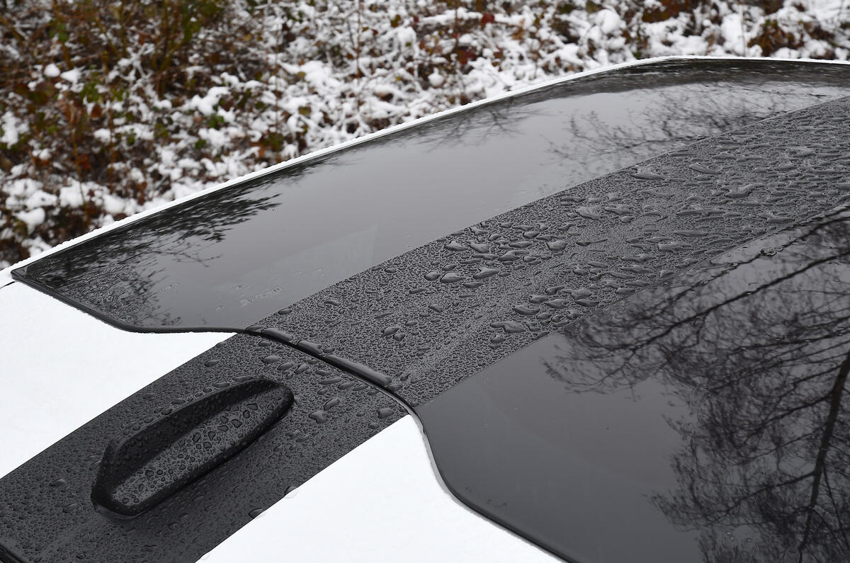 07 Polestar 2 BST Edition 270 RT 2023 roof stripe