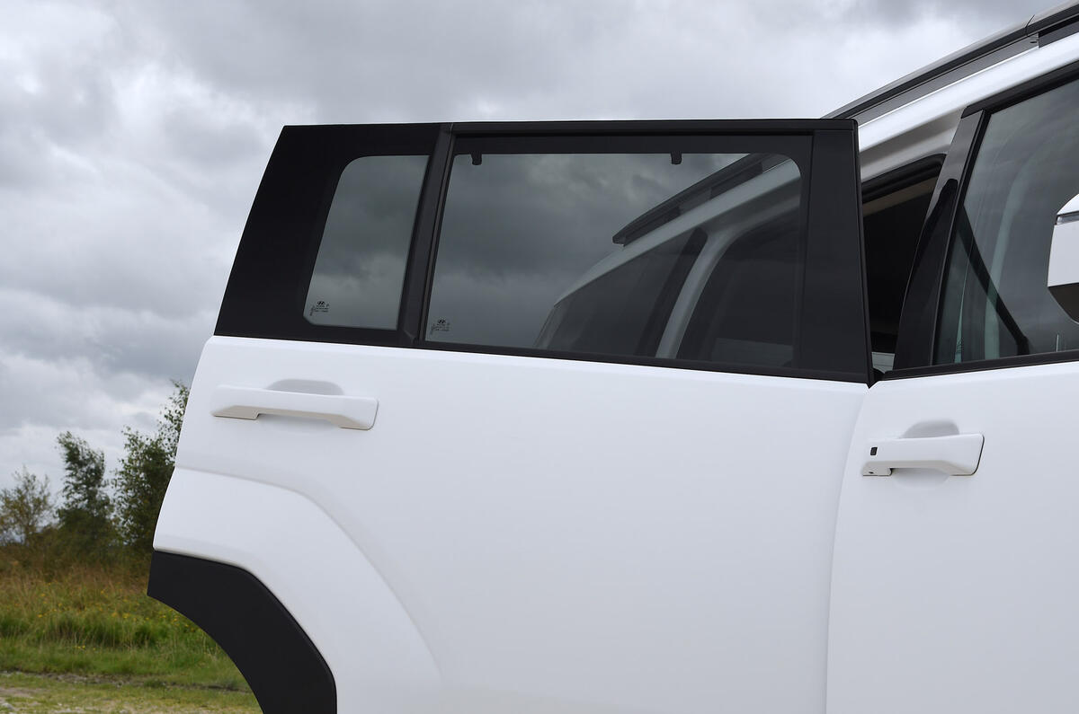 08 Hyundai Santa Fe 2024 review door with extra window