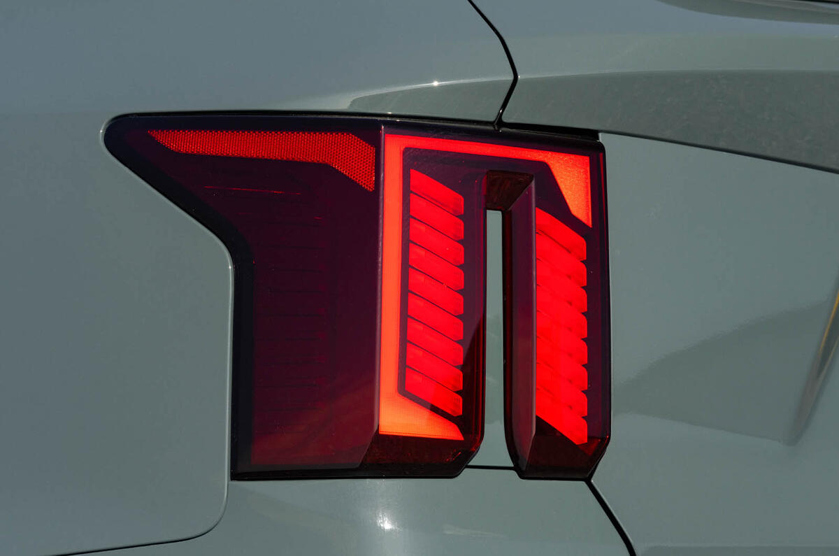 08 Kia Sorento 2024 review rear light