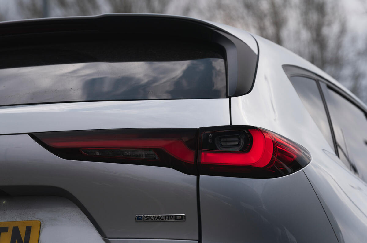 08 Mazda CX60 RT 2023 rear light and roof spoiler