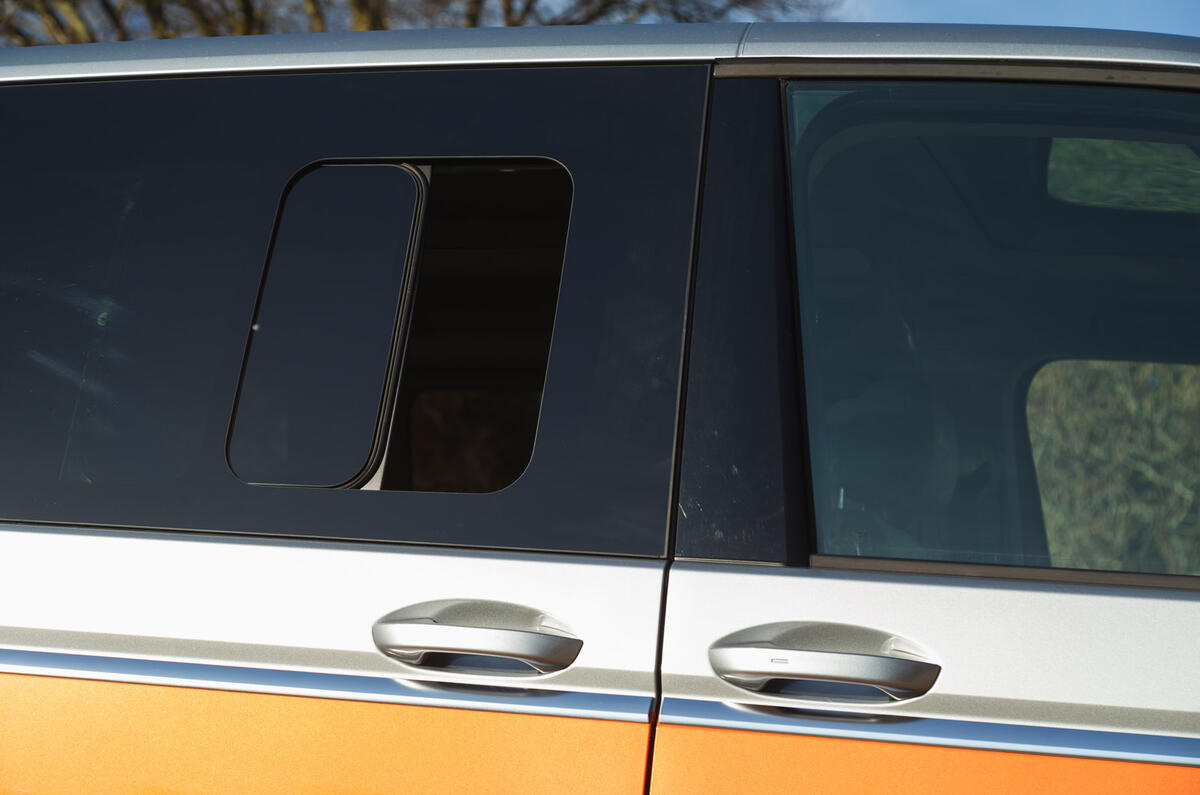 08 Volkswagen Multivan RT 2023 sliding window