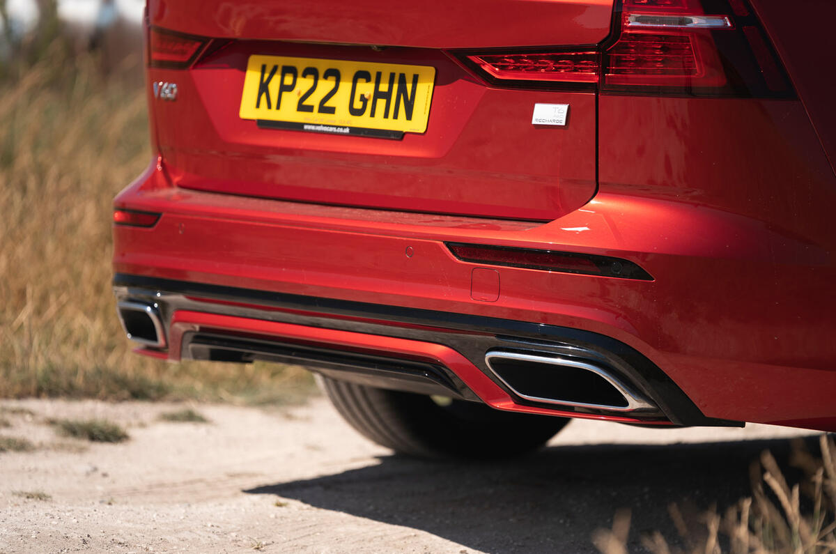 08 Volvo V60 PHEV RT 2022 rear bumper exhausts