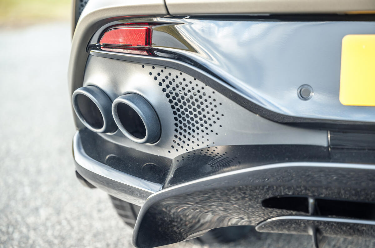 09 Aston Martin DBX 707 RT 2022 exhaust diffuser 09 Aston Martin DBX 707 RT 2022 exhaust diffuser