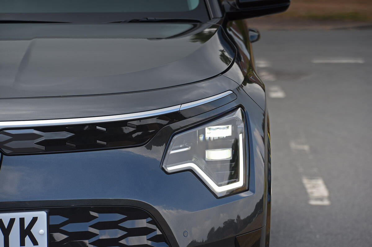 09 Kia Niro EV RT 2022 headlight monobrow