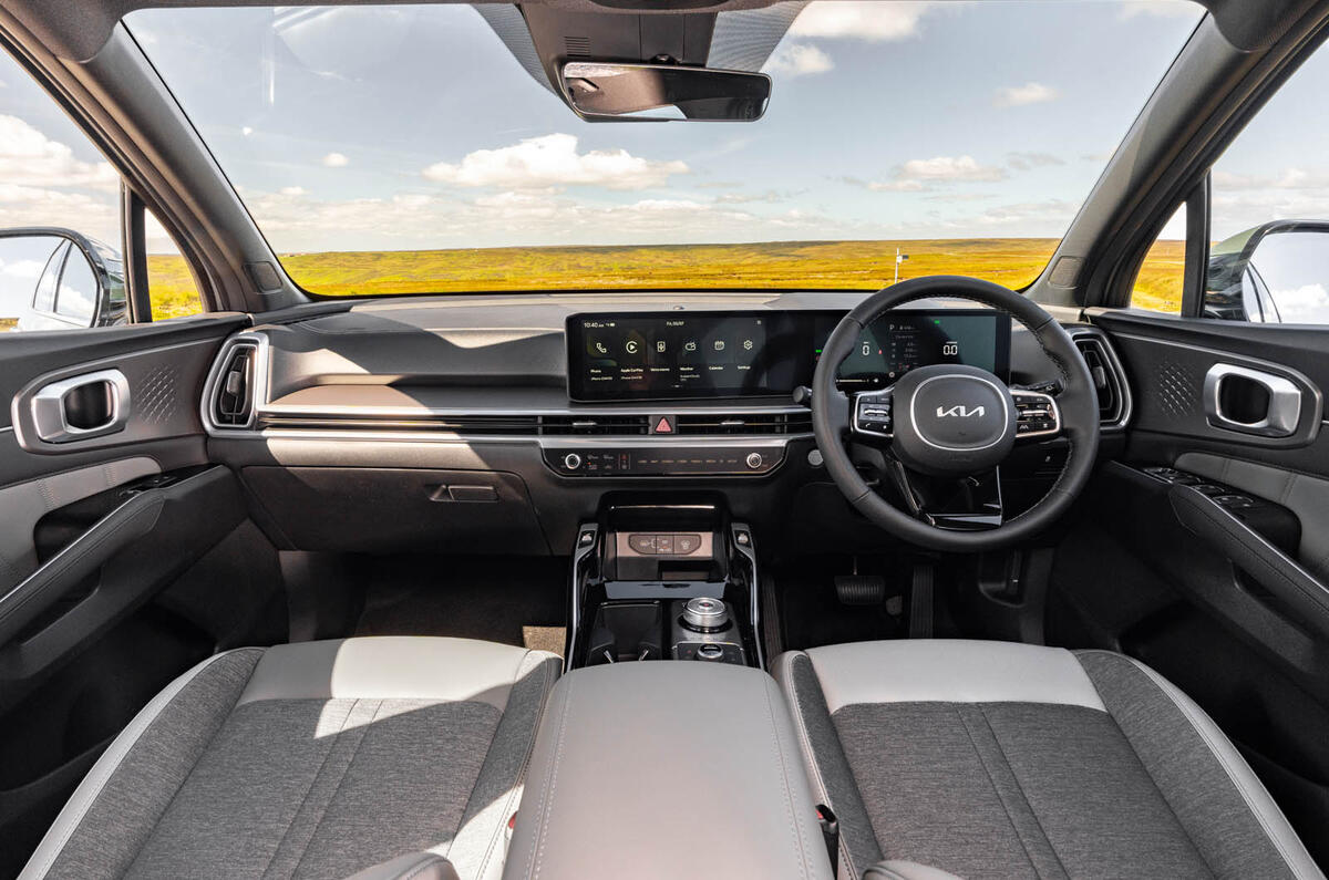 09 Kia Sorento 2024 review head on dash