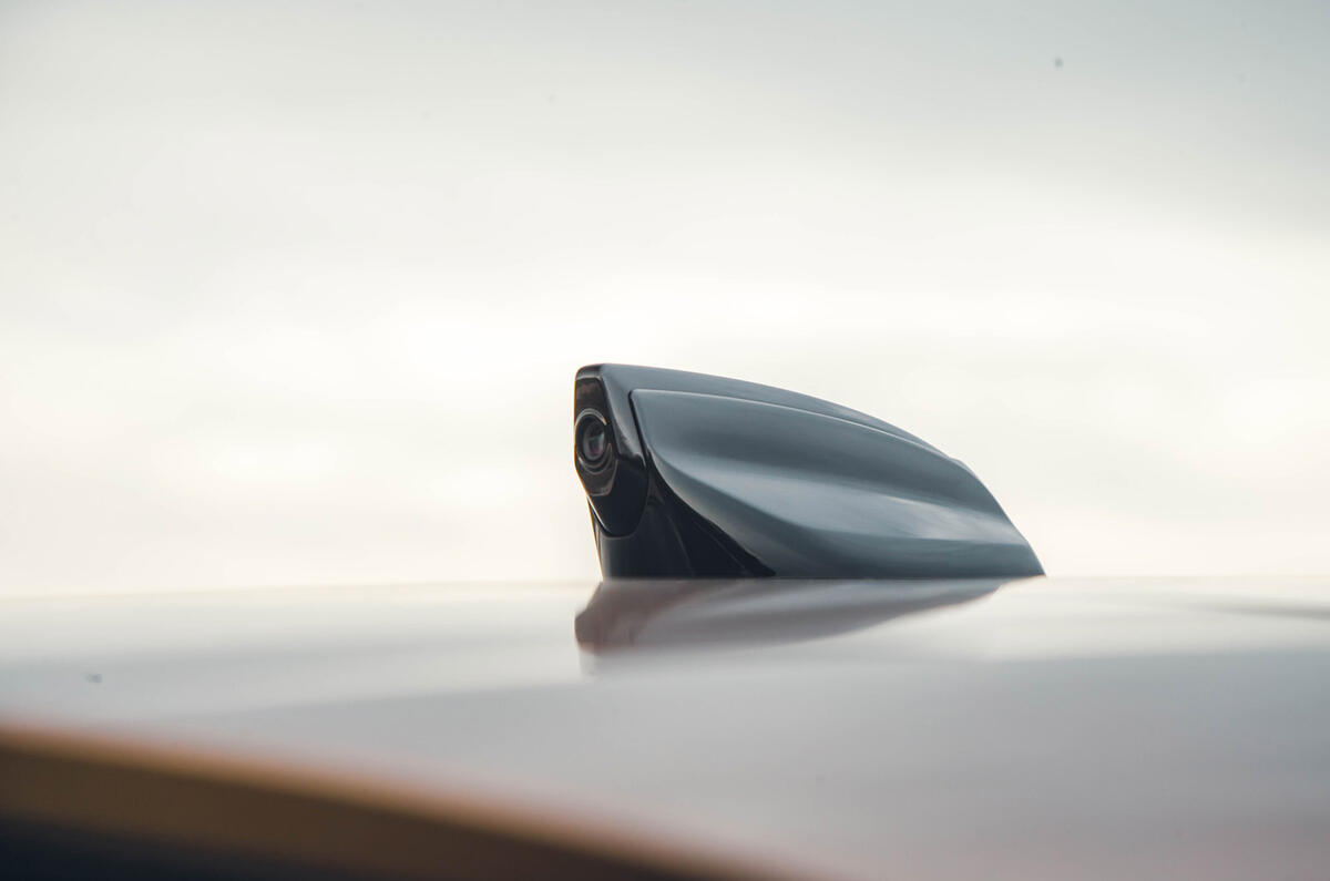 09 Range Rover Evoque RT 2024 shark fin camera