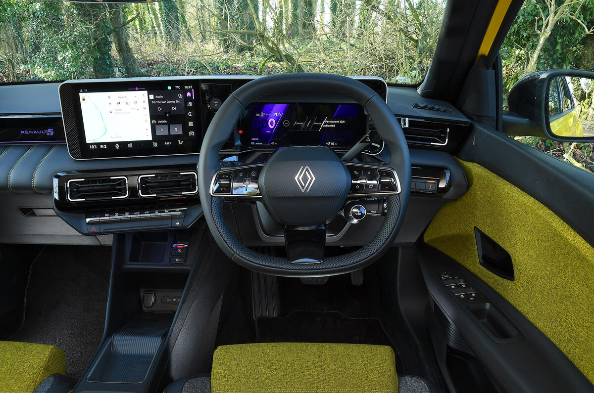 09 Renault 5 2025 road test review dashboard