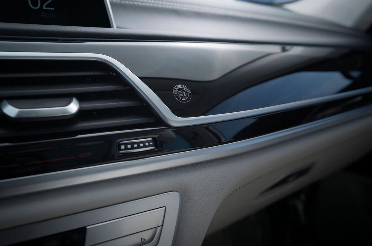 Alpina B7 2019 review - dashboard trim