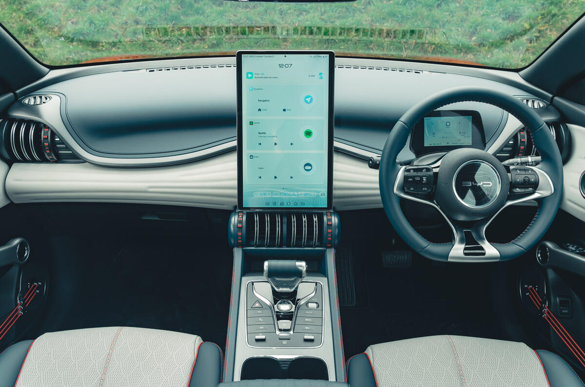 10 BYD Atto 3 RT 2023 dash screen portrait