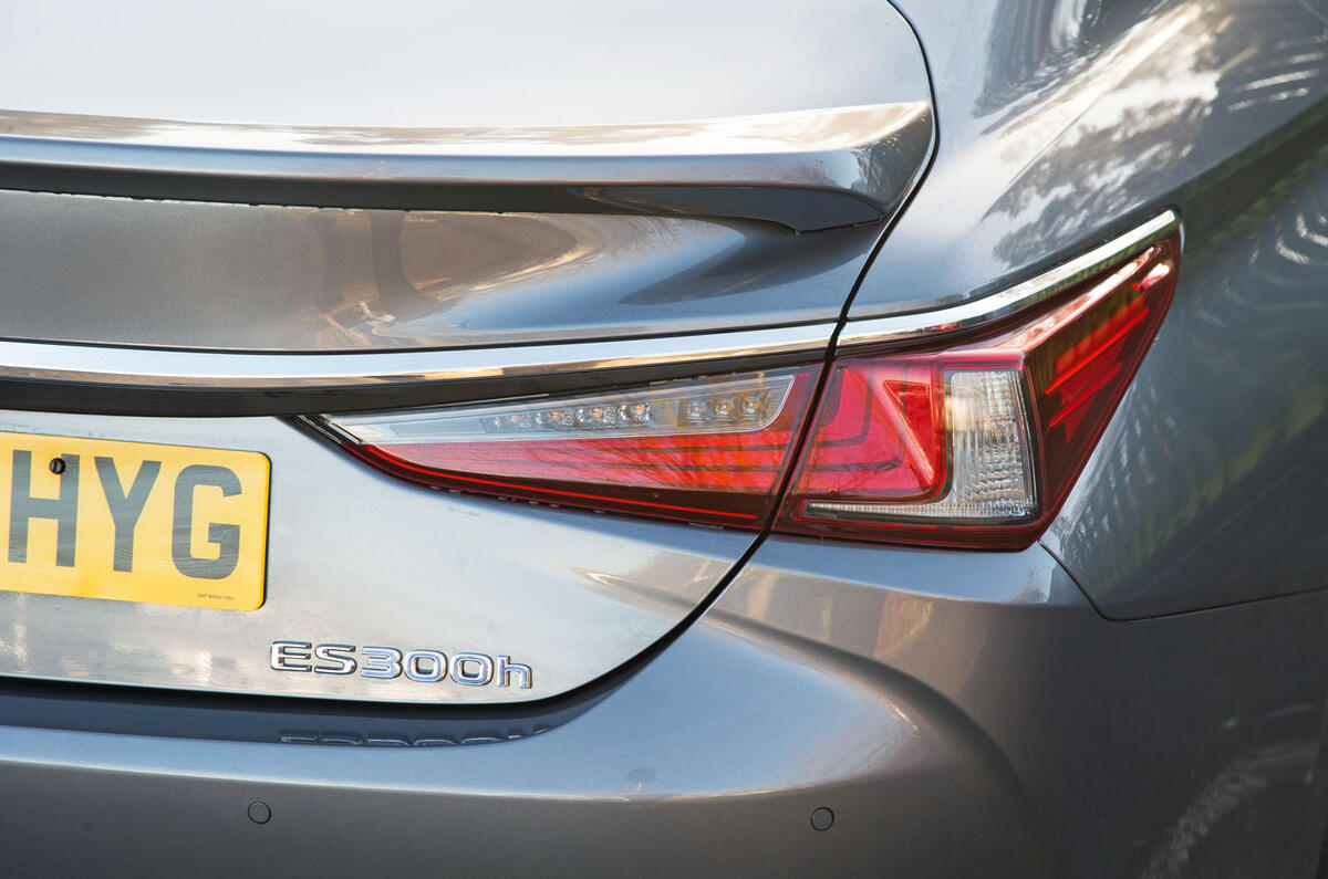 Lexus ES 2019 road test review - rear lights
