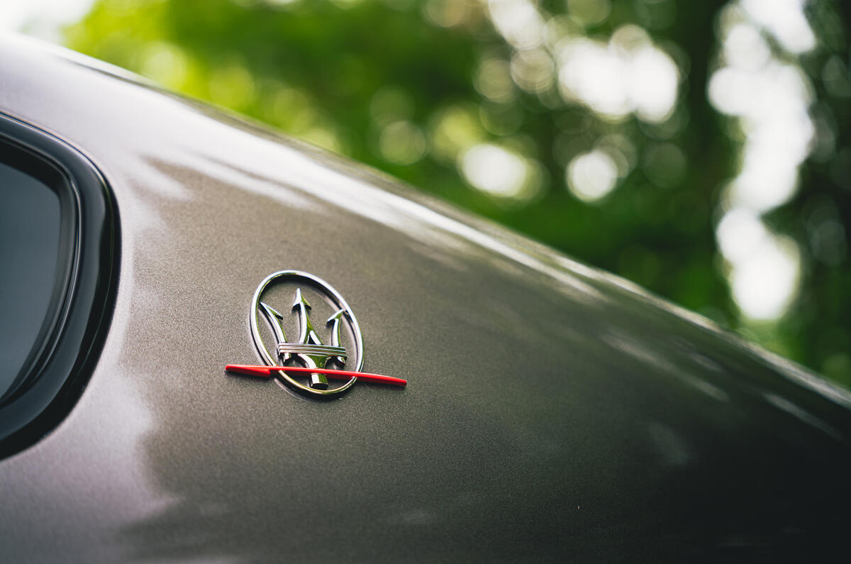 10 Maserati Quattroporte trofeo 2021 RT pillar badge