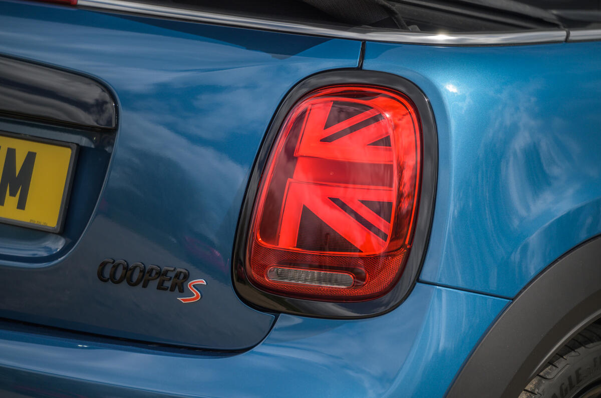 10 Mini Convertible 2021 RT rear lights