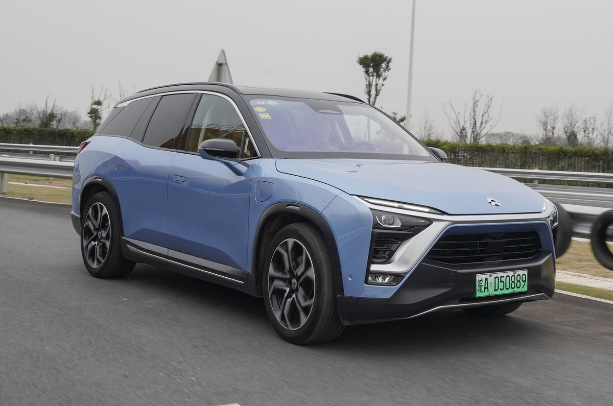 Nio ES8 road test review - on the road side
