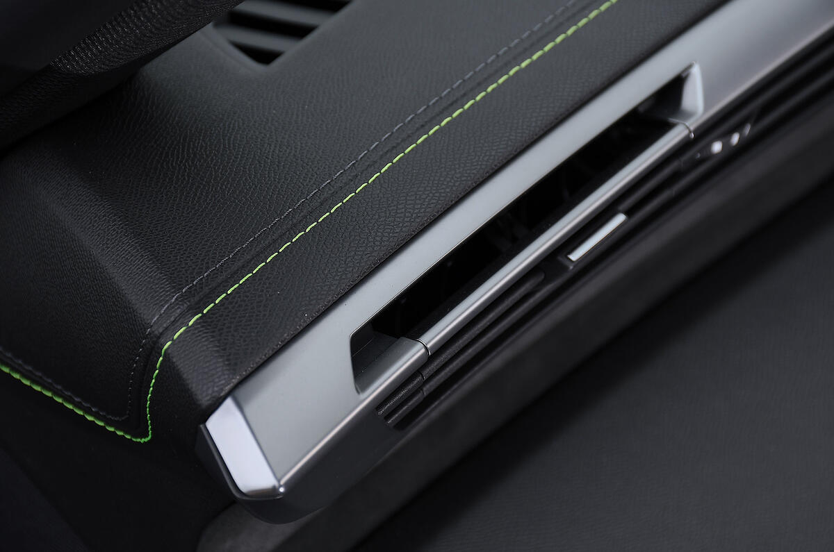 10 Peugeot 308 GT Plug in 2026 jb20260312 0824