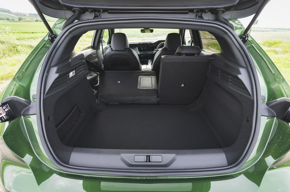 10 Peugeot 308 RT 2022 boot