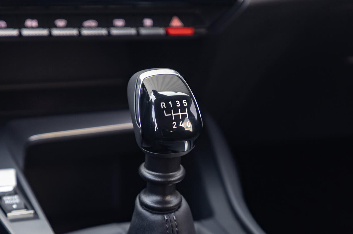 10 Peugeot 308 SW 2021 first drive gearstick 10 Peugeot 308 SW 2021 first drive gearstick