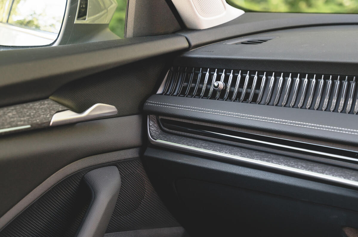 10 Tableau de bord de la Skoda Superb 2024
