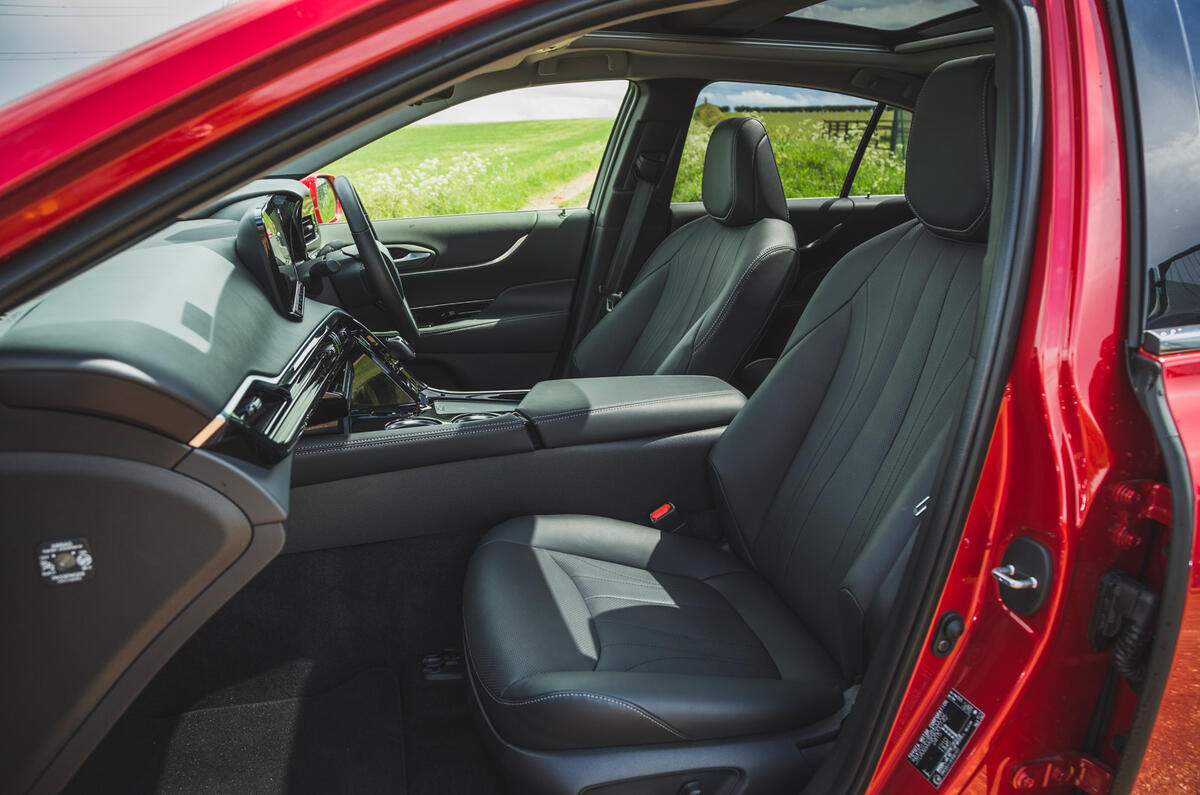 10 Toyota Mirai 2021 RT cabin