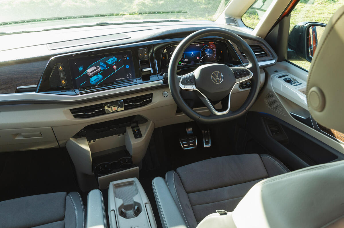 10 Volkswagen Multivan RT 2023 front seats