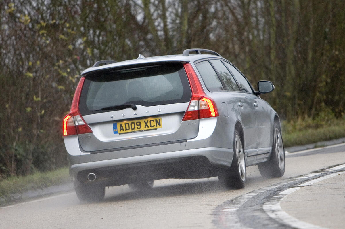 Volvo V70 v Skoda Superb